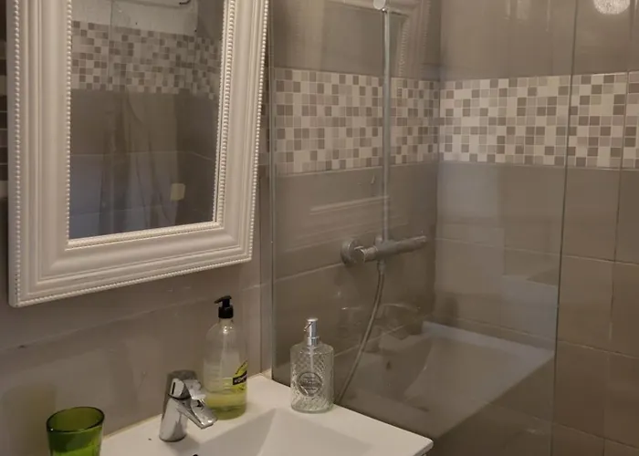 Petite Maison Avec Jardin Au Centre Du Village *