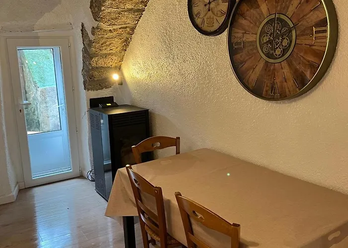 Petite Maison Avec Jardin Au Centre Du Village Апартаменты *