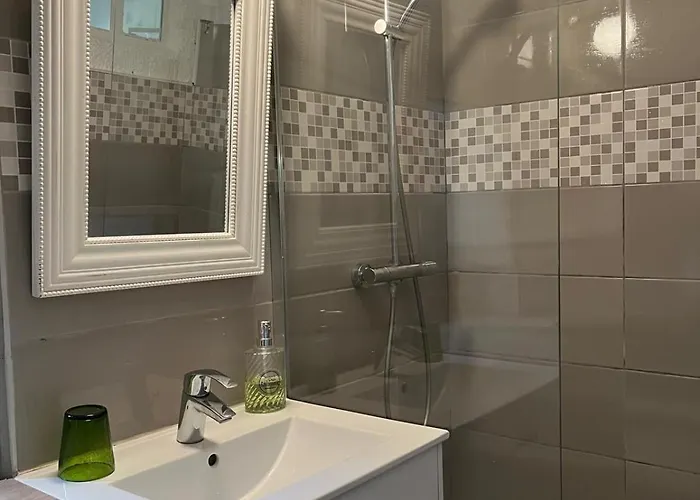 Petite Maison Avec Jardin Au Centre Du Village