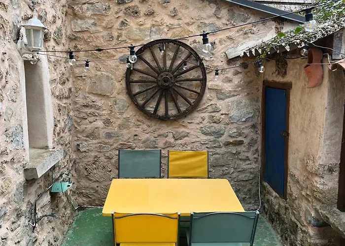 Апартаменты Petite Maison Avec Jardin Au Centre Du Village *