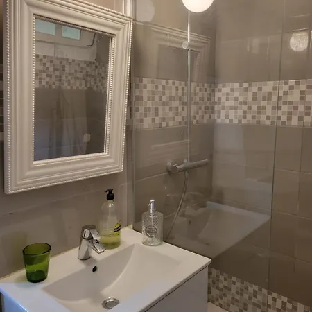 Petite Maison Avec Jardin Au Centre Du Village *