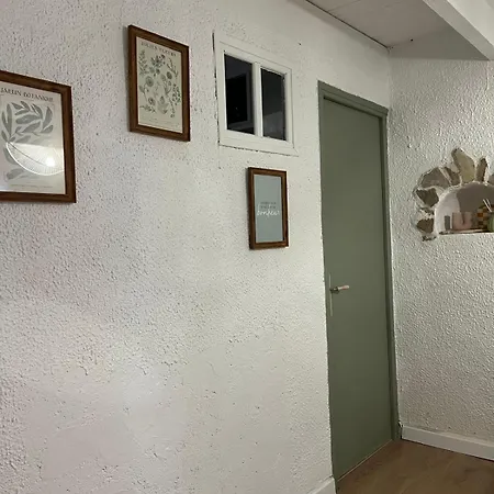 Petite Maison Avec Jardin Au Centre Du Village 아파트